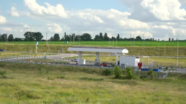 Een eenzaam benzinestation staat buiten de stad — Stockvideo