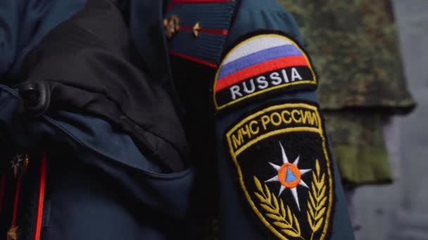 Uniform van een jonge EMERCOM-officier Moskou Rusland 22 juli 2020. — Stockvideo
