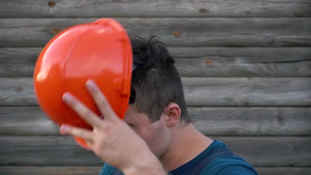 Construtor coloca seu uniforme e se prepara para o trabalho — Vídeo de Stock