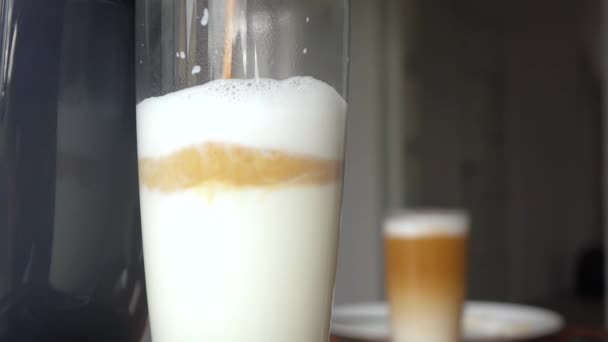 Výroba kávy latté v kapsli stroje — Stock video