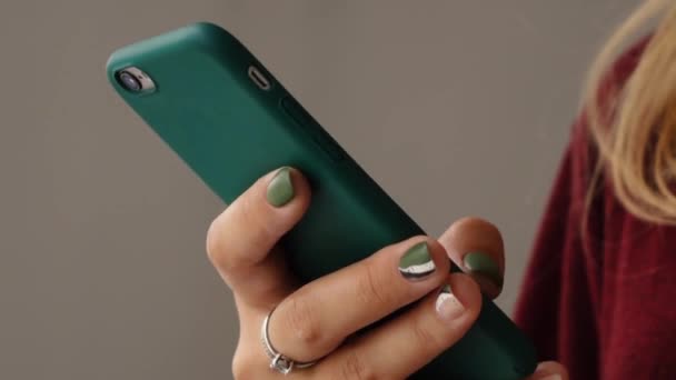 Una mano de mujer con una hermosa manicura usa un teléfono — Vídeos de Stock