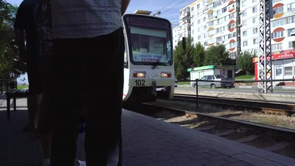Rusland Stary Oskol 29. Juli 2020 tram neemt mensen van de halte — Stockvideo
