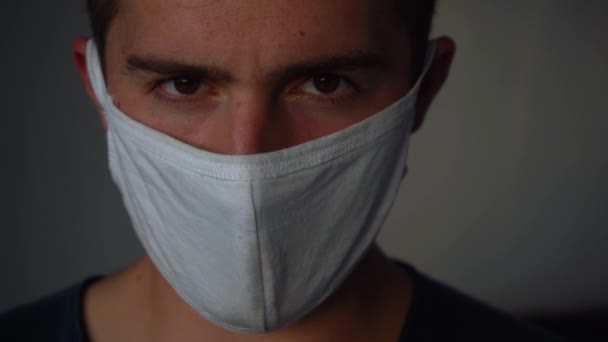 Achtersteven man met een masker kijkend naar de camera — Stockvideo