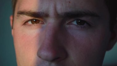 Yarı gölgeli bir adamın yüzü. Yaklaş.