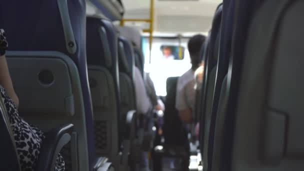 Interior de un autobús en movimiento desde el interior — Vídeo de stock