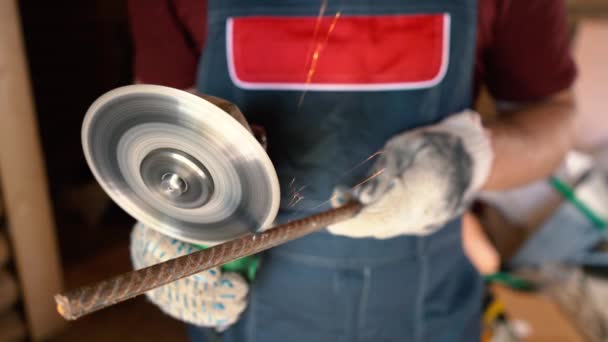Человек пилит арматуру с молотилкой — стоковое видео