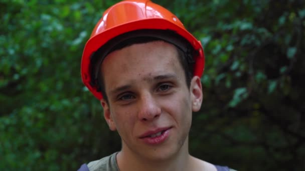 Bygningsarbejder i en hård hat taler til kameraet – Stock-video