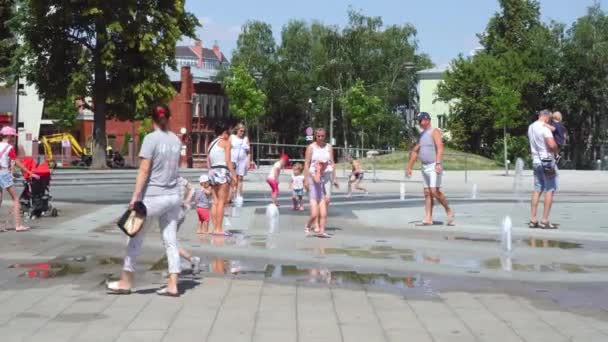 A gyerekek szökőkúttal játszanak. Oroszország Moszkva 10 augusztus 2020 — Stock videók
