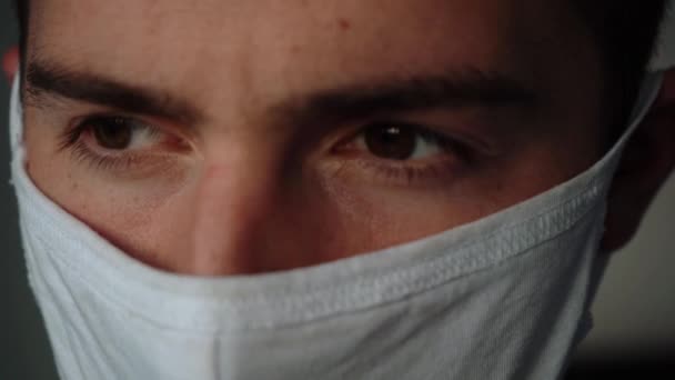 Közeli kép a maszkos férfi szemek — Stock videók