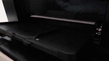 siyah yazıcı kağıtları yazdırır