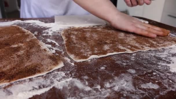 Женщина готовит булочки с корицей. концепция приготовления пищи — стоковое видео