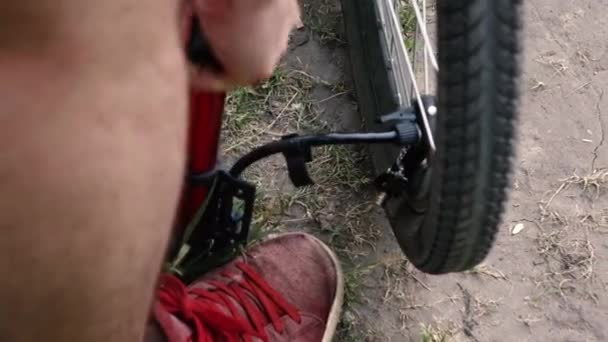 Hombre balancea una rueda en su bicicleta — Vídeo de stock