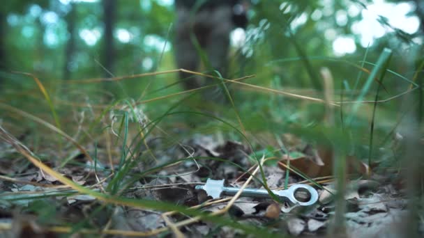 Metal detector. Uomo con dispositivo elettronico ricerca trova una chiave in metallo. — Video Stock