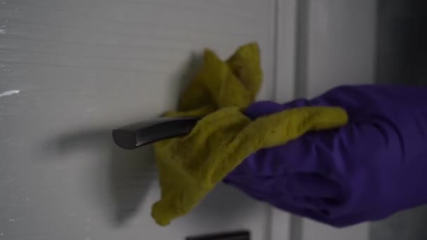 Hombre limpia las manijas de la puerta con guantes — Vídeo de stock