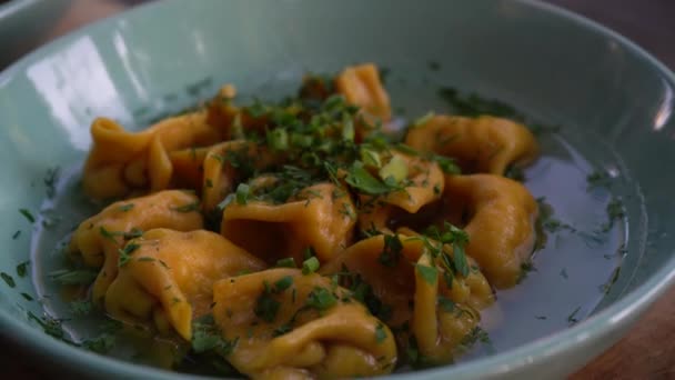 Heerlijke knoedels met bouillon en kruiden — Stockvideo