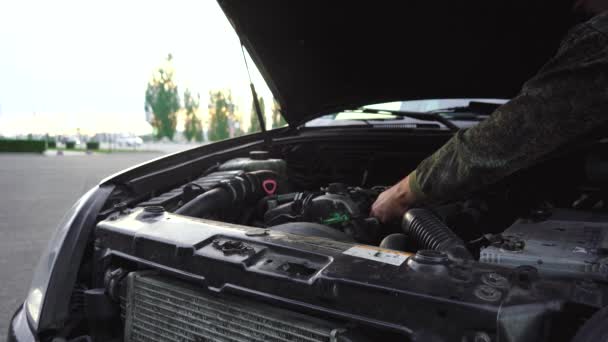 Férfi szerelő tanulmányozza a motorkerékpár motorháztető alatt — Stock videók