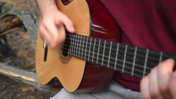 Férfi gitározik, miközben ül az utcán — Stock videók