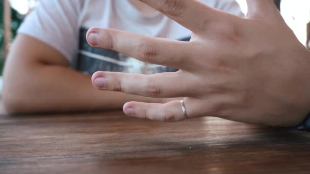 Hombre muestra el anillo en su dedo — Vídeo de stock