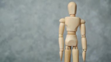 Arka planda duran tahta bebek. kamera yakınlaştır