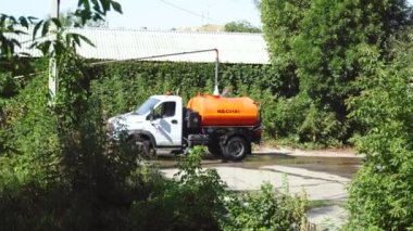 Adam arabanın tankına su dolduruyor..