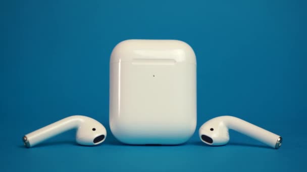 Λος Άντζελες, CA ΗΠΑ - 02 Σεπτεμβρίου 2020 Apple Wireless AirPods blue background — Αρχείο Βίντεο