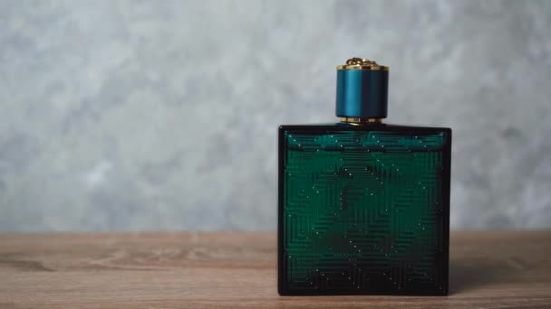 Cologne biru dengan parfum berdiri di latar belakang kayu — Stok Video