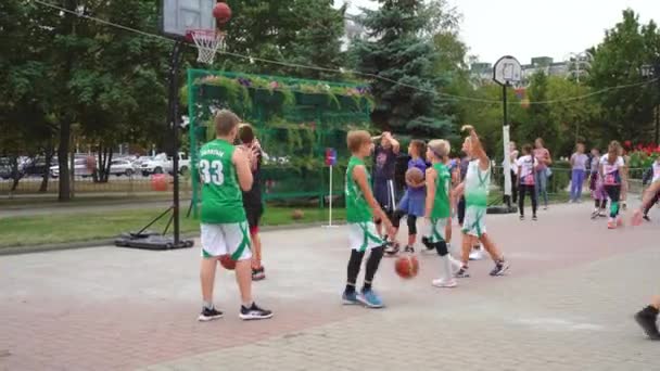 Rusya sahasında basketbol oynayan bir sürü çocuk var. Stary Oskol 5 2020 — Stok video