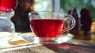 Masanın üzerinde duran şeffaf çay fincanı.