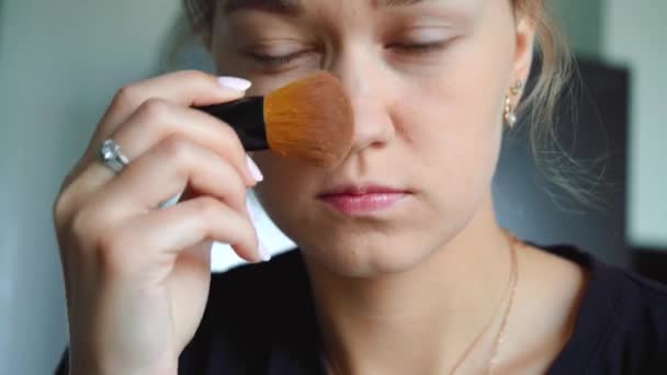 Κορίτσι βάζει σκόνη στο πρόσωπό της — Αρχείο Βίντεο