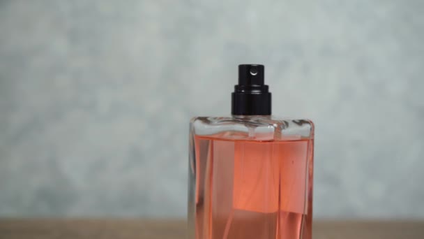 Рожева скляна пляшка парфумів. концепція самодопомоги — стокове відео
