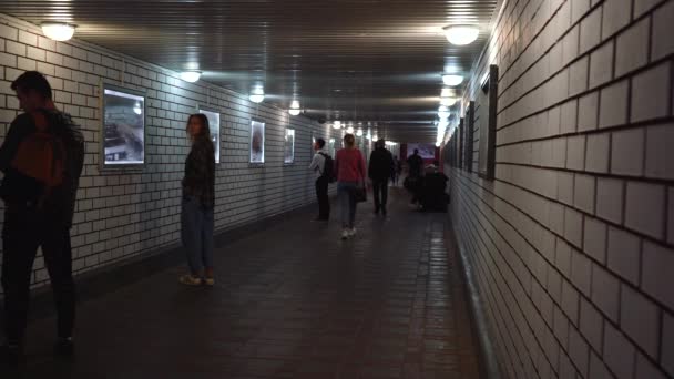 Földalatti folyosó egy művészeti galériával. Oroszország Stary Oskol szeptember 14, 2020 — Stock videók