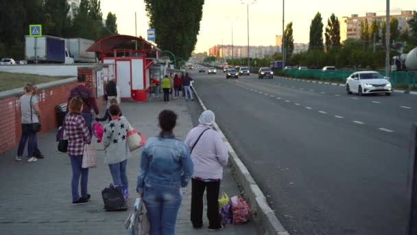 Folk står vid busshållplatsen. Ryssland Moskva 19 september 2020. — Stockvideo