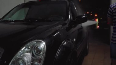 Adam araba yıkamada araba yıkar..