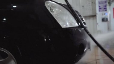 Adam araba yıkamada araba yıkar..