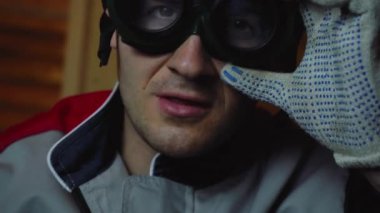Adam elektrikli testereyle testereyi keser.