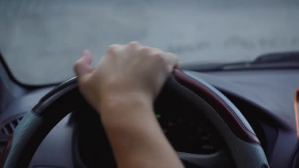 Mann fährt Auto mit den Händen am Lenkrad — Stockvideo