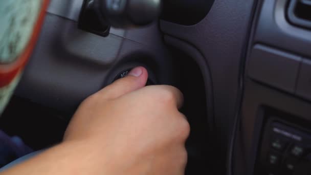 Homme commence la voiture avec une clé — Video