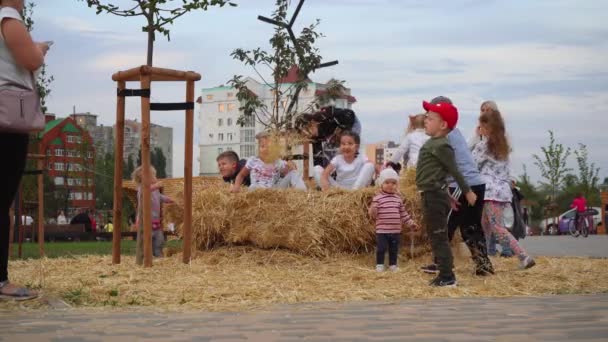 Kinderen spelen op een hooiberg. Moskou Rusland 29 september 2020 — Stockvideo