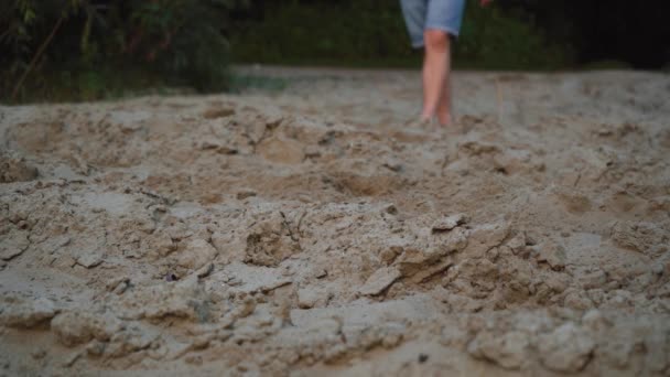Hombre camina descalzo en una playa de arena — Vídeo de stock