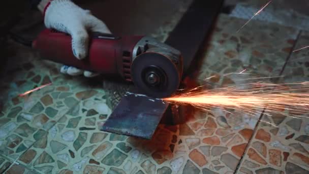 Man saws metal with an electric saw — Stock Video