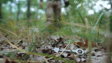 Adam metal dedektörüyle metal arıyor.