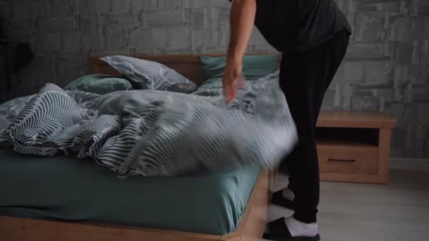 Man justerar sängen efter sömn — Stockvideo