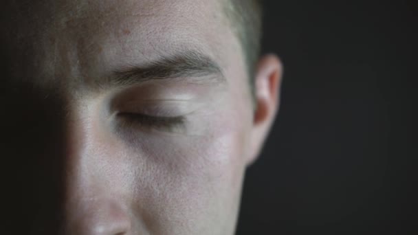 Homme regarde la caméra avec un oeil — Video