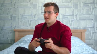 Adam evde video oyunu oynuyor