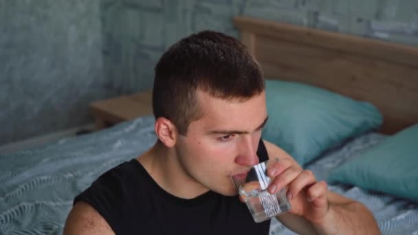 Hombre bebe vodka de un vaso en un trago — Vídeo de stock