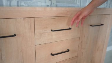 Adam dolaba kitap koyar.