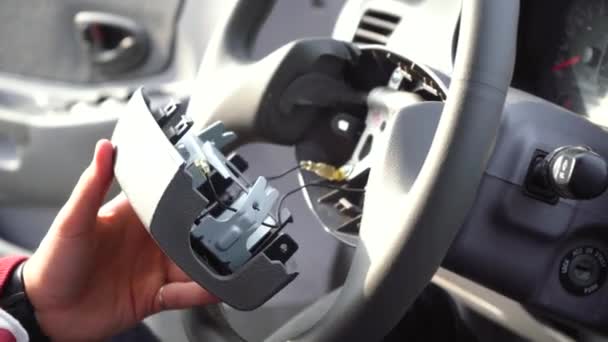 Man reparerar styrningen av en bil — Stockvideo