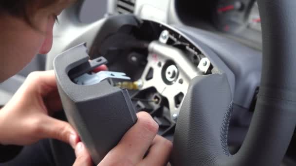 Man repareert de besturing van een auto — Stockvideo