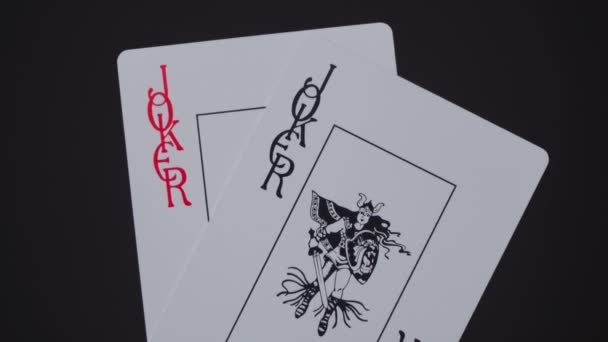 Karten mit roten und schwarzen Jokern — Stockvideo