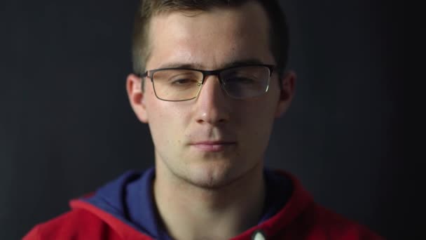 Laskavý muž s brýlemi se podívá do kamery — Stock video